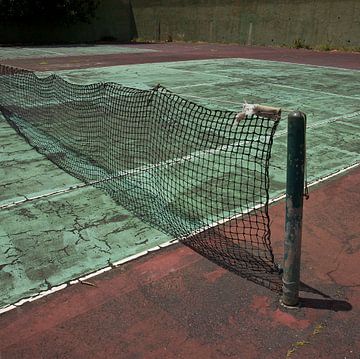 Verlaten Tennisbaan (More Past VI) von Gerard Oonk