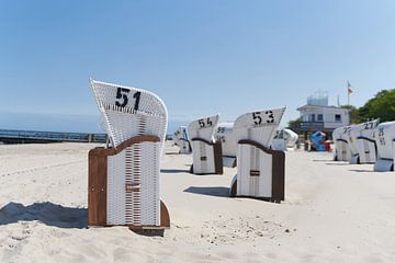 Strandstoelen op het strand van Kühlungsborn