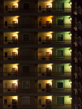 Gallerijflat bij avond