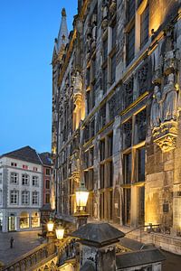 Stadhuis van Aken op het blauwe uur - architectuur in magisch licht