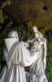 Skulpturen in den französischen Höhlen in Brieve-la-Gaillarde in Frankreich