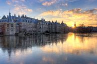 Het Torentje en Binnenhof Den Haag weerspiegeld in bevroren Hofvijver van Rob Kints thumbnail