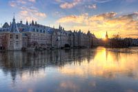 Het Torentje en Binnenhof Den Haag weerspiegeld in bevroren Hofvijver