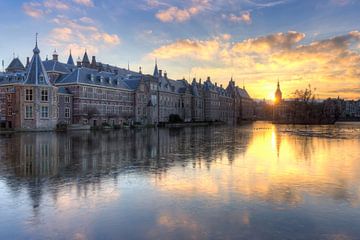 Het Torentje en Binnenhof Den Haag weerspiegeld in bevroren Hofvijver