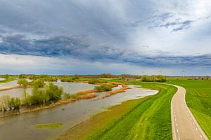 Fluss IJssel mit Gewitterwolken darüber