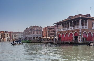 Vismarkt en gondola in oude centrum van Venetie, Italie