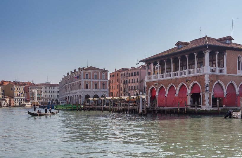 Vismarkt en gondola in oude centrum van Venetie, Italie van Joost Adriaanse
