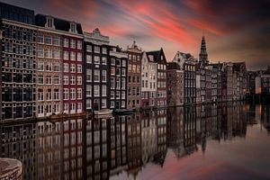 Les maisons du canal sur le Damrak à Amsterdam, la capitale des Pays-Bas. sur gaps photography