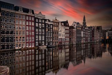 grachtenpanden aan het Damrak in Amsterdam, de hoofdstad van Ned