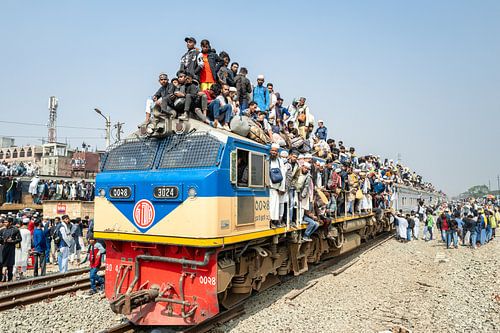 Crowds on the train by Steven World Traveller