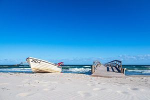 Fischerboot und Steg an der Ostseeküste bei Zingst auf dem Fischland-Darß