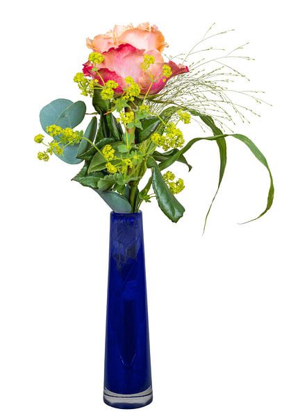 Roos in een glazen vaas op een witte achtergrond van ManfredFotos