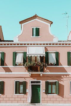 Roze met groen huis in Burano, Italië
