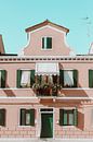 Roze met groen huis in Burano, Italië van Anne Verhees thumbnail