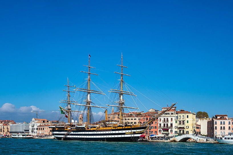 Segelschiff und Gebäude in Venedig, Italien von Rico Ködder