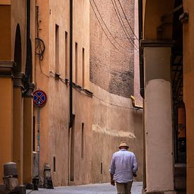 Man with hat in Bolgona, Italy by Rick van Geel