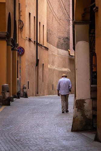 Man met hoed in Bolgona, Itali&euml;