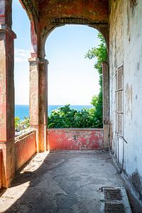 Balcon abandonné avec vue sur la mer. sur Roman Robroek - Photos de bâtiments abandonnés