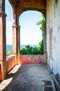 Balcon abandonné avec vue sur la mer. par Roman Robroek - Photos de bâtiments abandonnés Aperçu