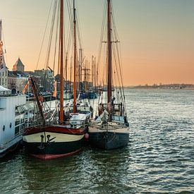 Segelschiffe am Kai in Kampen. von Janny Beimers
