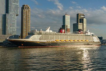 Le bateau de croisière Disney Dream à Rotterdam. sur Jaap van den Berg