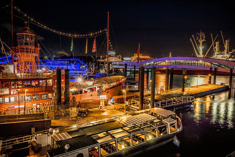 Hamburger Hafen bei Nacht von Holger Debek
