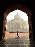 Vue à travers le Taj Mahal