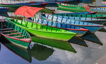 Kleurrijke houten bootjes in het Phewa meer bij Pokhara