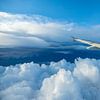 Wolken en vliegtuig vleugel van Inge van den Brande