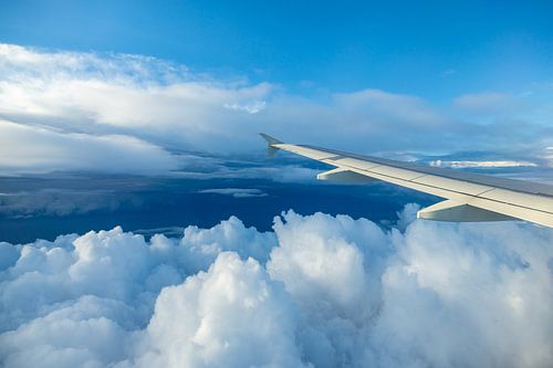 Wolken en vliegtuig vleugel
