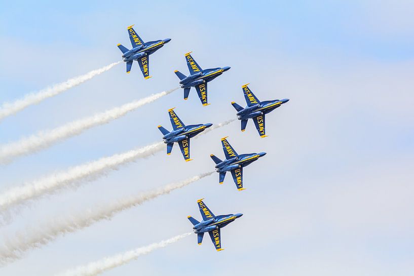Blaue Engel in einer Delta-Formation. von Jaap van den Berg