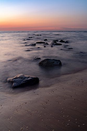 Des rochers dans les vagues