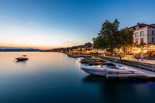 Meerpromenade in Überlingen aan het Bodenmeer in de avond