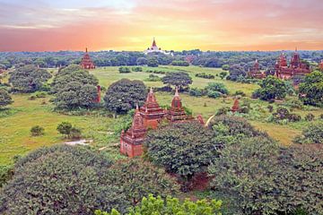 Oude tempels in het landschap bij Bagan in Myanmar Azië van Eye on You
