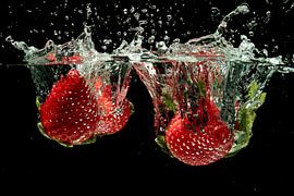 Aardbeien splashen in water by Eye on You