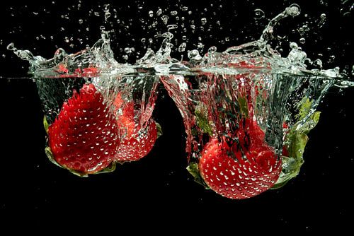 Aardbeien splashen in water