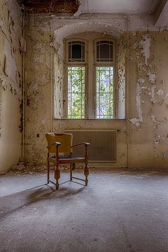 Eenzame stoel van Brigitte Mulders