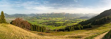 Ofterschwang Uitzicht op de Allgäu en de Allgäuer Alpen van Leo Schindzielorz