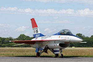 Eine F-16 in den Farben des Prototyps