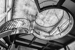 Stimmungsvolle runde Treppen schwarz weiß von Jan Willem de Groot Photography