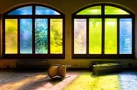 Farbige Fenster im verlassenen Hotel. von Roman Robroek – Fotos verlassener Gebäude Miniaturansicht