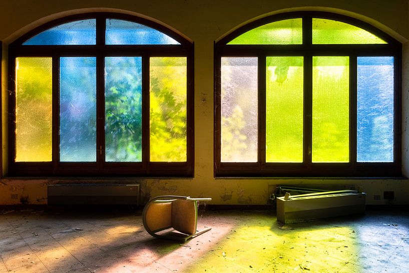 Fenêtres colorées dans un hôtel abandonné. par Roman Robroek - Photos de bâtiments abandonnés