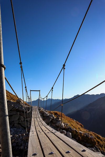 Hängebrücke in den Bergen von Ginkgo Fotografie