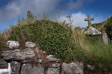 Verlaten begraafplaats met kruis Ierland van Albert Brunsting