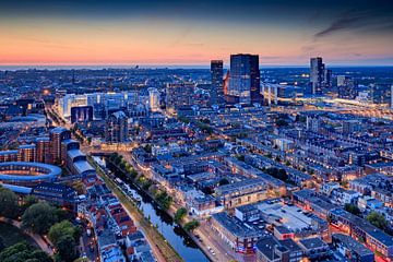 skyline van Den Haag kort na zonsondergang
