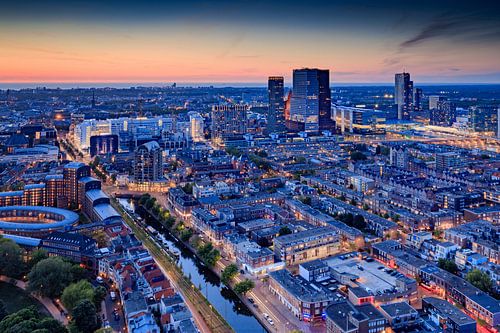 skyline van Den Haag kort na zonsondergang