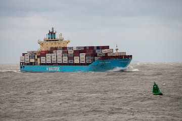 Container ship inbound in storm off Rotterdam by scheepskijkerhavenfotografie