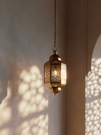 Koperen lantaarn met lichtpatronen – Marokkaanse reiskunst van StudioRemier