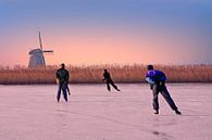 Schaatsen op het platteland van Nederland bij zonsondergang von Eye on You Miniaturansicht