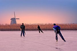 Schaatsen op het platteland van Nederland bij zonsondergang by Eye on You